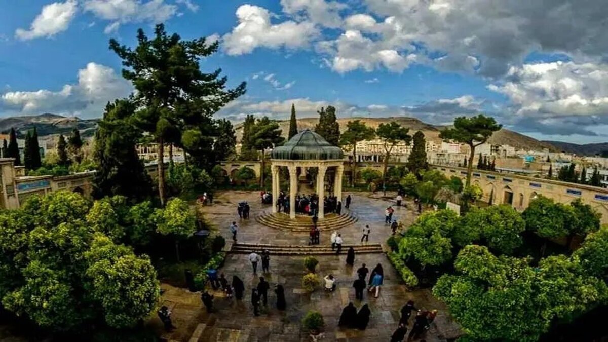 بازدیدکنندگان بی‌ملاحظه نرده‌های حافظیه را پس از تحویل سال تخریب کردند.