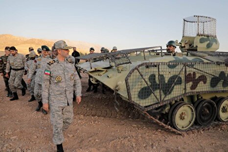 بازدید فرمانده ارتش از استحکامات مرزی و تیپ‌های هجومی نیروی زمینی