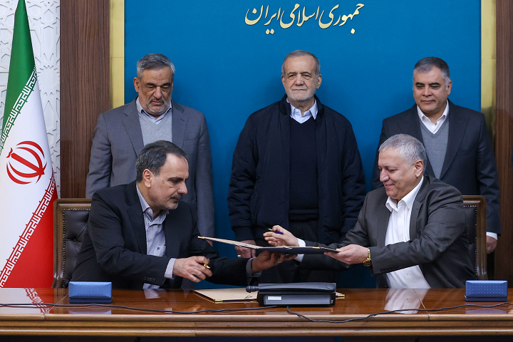 با حضور رئیس جمهوری قراردادهای سرمایه‌گذاری شرکت ملی نفت ایران به ارزش ۲.۵ میلیارد دلار امضا شد