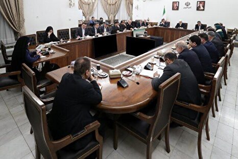 عارف: با جمع شدن کالاها از قفسه فروشگاه‌ها مقابله شود