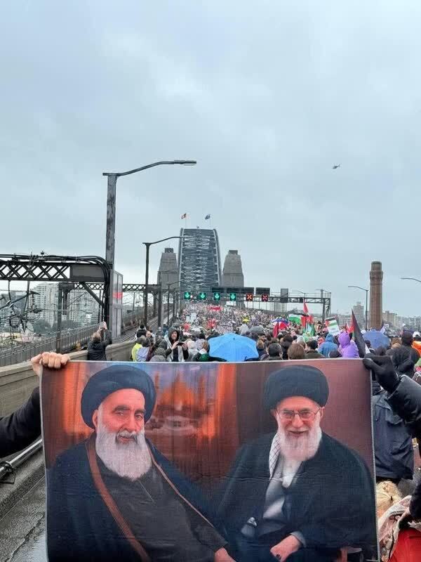 عکس مقام معظم رهبری و آیت‌الله العظمی سیستانی و شهدای حمله اسرائیل به ایران در راهپیمایی عظیم مردم سیدنی