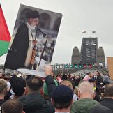 عکس مقام معظم رهبری و آیت‌الله العظمی سیستانی و شهدای حمله اسرائیل به ایران در راهپیمایی عظیم مردم سیدنی