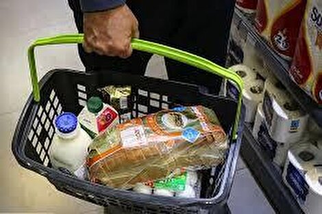 215 هزار نفر با کمتر از روزی دو دلار زندگی کرده اند/ 40 درصد پر درآمد جامعه 4 برابر 40 درصد کم درآمد جامعه مصرف و هزینه داشته است / 10 درصد پر هزینه 13 برابر 10 درصد کم هزینه/ قیمت هر متر مسکن معادل 1