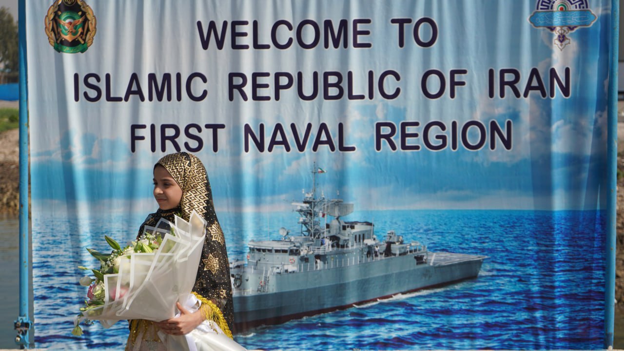 پهلوگیری ناو بالگردبر استویسکی روسیه در منطقه یکم‌امامت نداجا