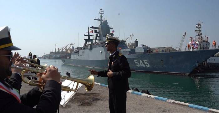 پهلوگیری ناو بالگردبر استویسکی روسیه در منطقه یکم‌امامت نداجا