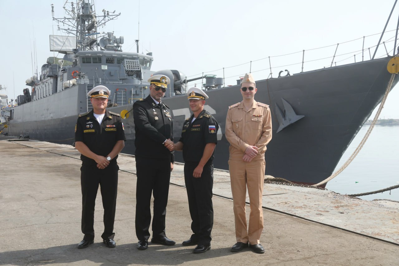 پهلوگیری ناو بالگردبر استویسکی روسیه در منطقه یکم‌امامت نداجا