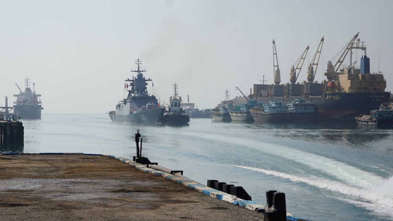 پهلوگیری ناو بالگردبر استویسکی روسیه در منطقه یکم‌امامت نداجا