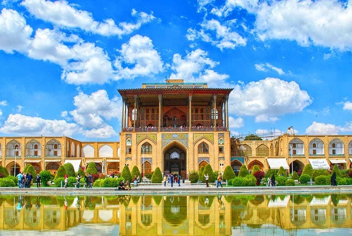 راهنمای جامع گردشگری استان اصفهان؛ از میدان نقش جهان تا سوغات شیرین نصف جهان راهنمای جامع گردشگری استان اصفهان؛ از میدان نقش جهان تا سوغات شیرین نصف جهان