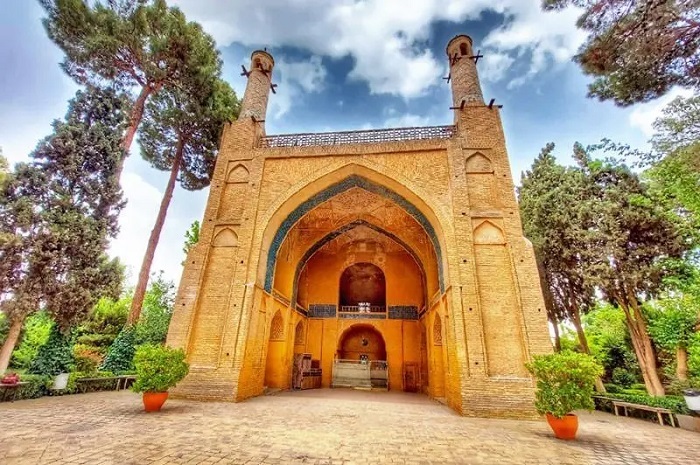 راهنمای جامع گردشگری استان اصفهان؛ از میدان نقش جهان تا سوغات شیرین نصف جهان راهنمای جامع گردشگری استان اصفهان؛ از میدان نقش جهان تا سوغات شیرین نصف جهان