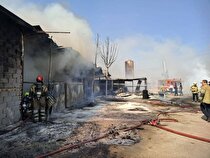 آتش‌سوزی گسترده یک گاراژ چوب‌بری در بزرگراه آزادگان تهران