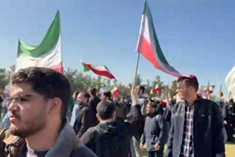 سیل جمعیت دانشجویان دانشگاه فردوسی مشهد همراه با پرچم مقدس ایران