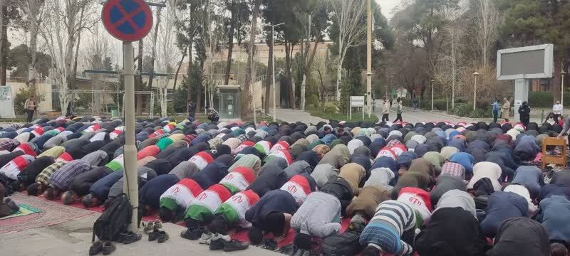  اقامه نماز جماعت با پرچم ایران در دانشگاه علم و صنعت