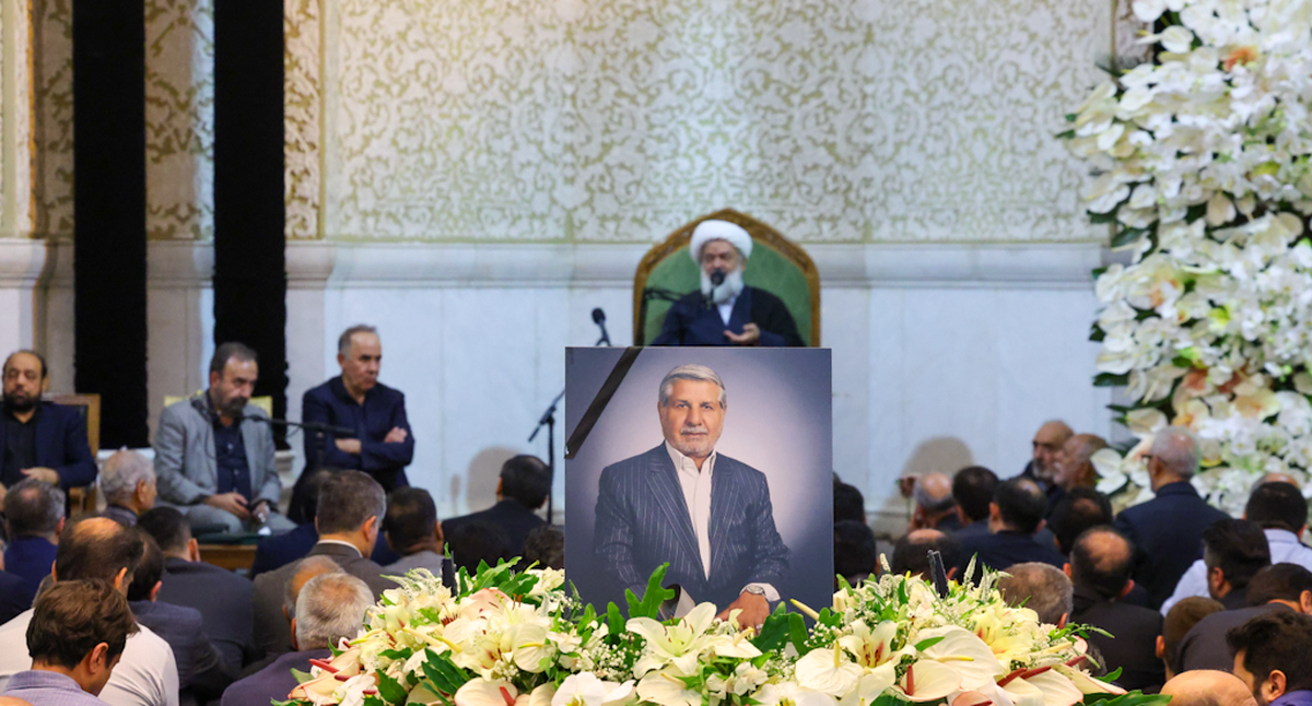 از ایران‌مال تا قبرستان؛ معمای حضور مقامات در ختم پدر علی انصاری و سکوت در برابر فاجعه اقتصادی بانک آینده
