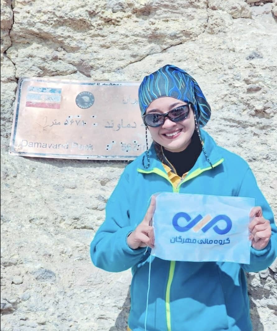 صعود افتخارآفرین تیم کوهنوردی بانوان مهرگان به قله‌های دماوند و سبلان با پرچم‌داری فرناز نافعی