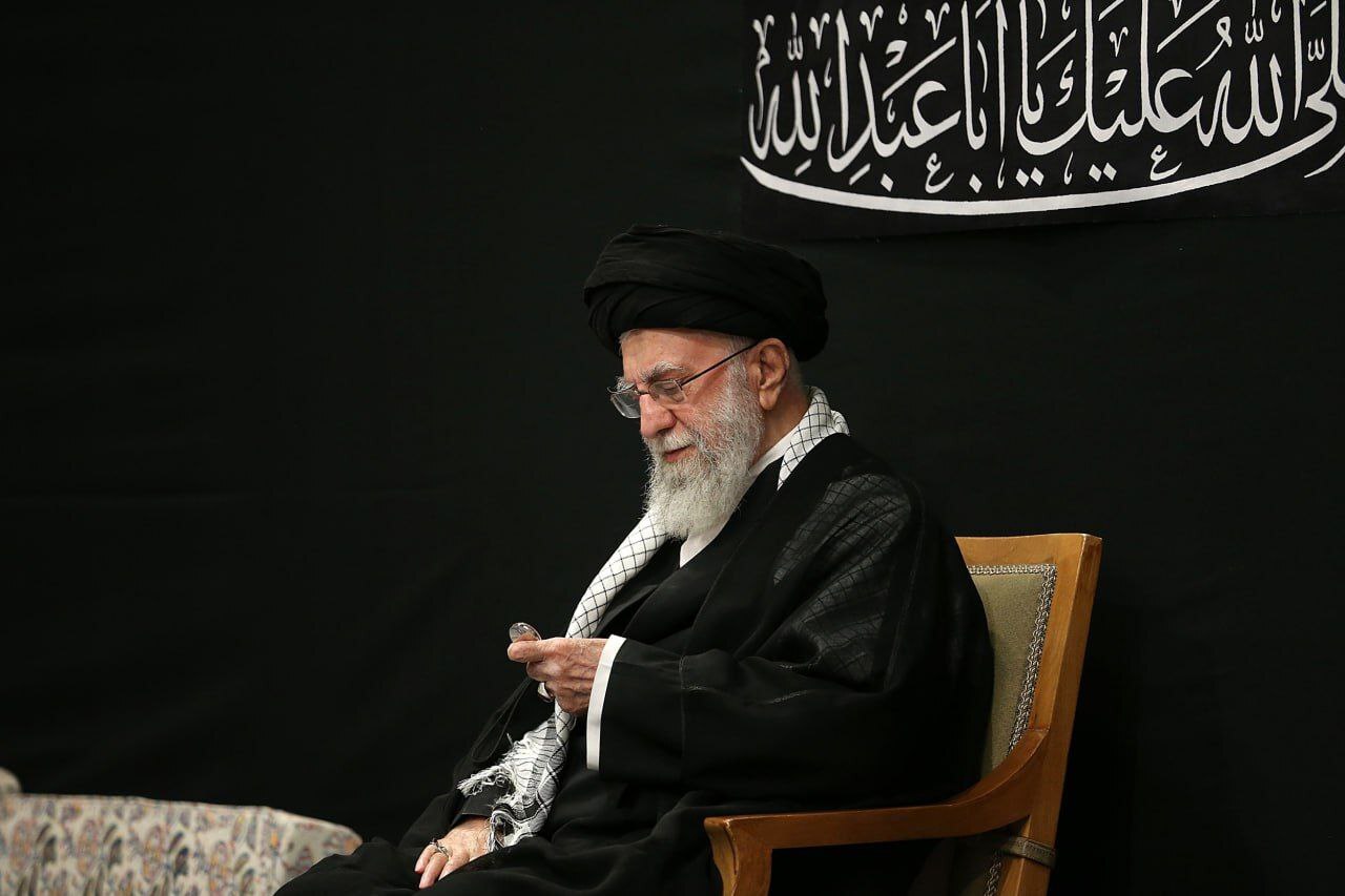 حضور رهبر انقلاب در مراسم عزاداری شب عاشورا در حسینیه امام خمینی (ره)؛ اجرای متفاوت «ای ایران» به درخواست حضرت آیت‌الله خامنه‌ای