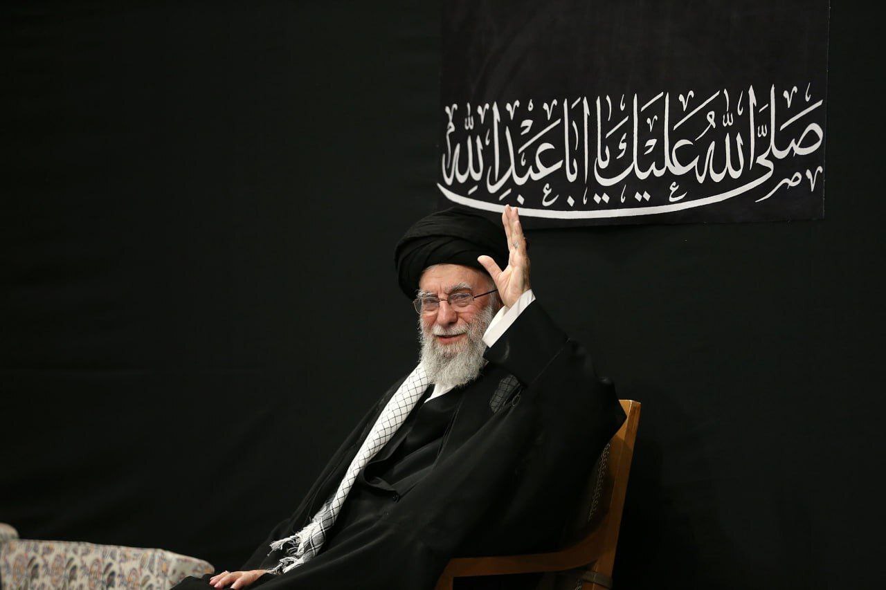 حضور رهبر انقلاب در مراسم عزاداری شب عاشورا در حسینیه امام خمینی (ره)؛ اجرای متفاوت «ای ایران» به درخواست حضرت آیت‌الله خامنه‌ای