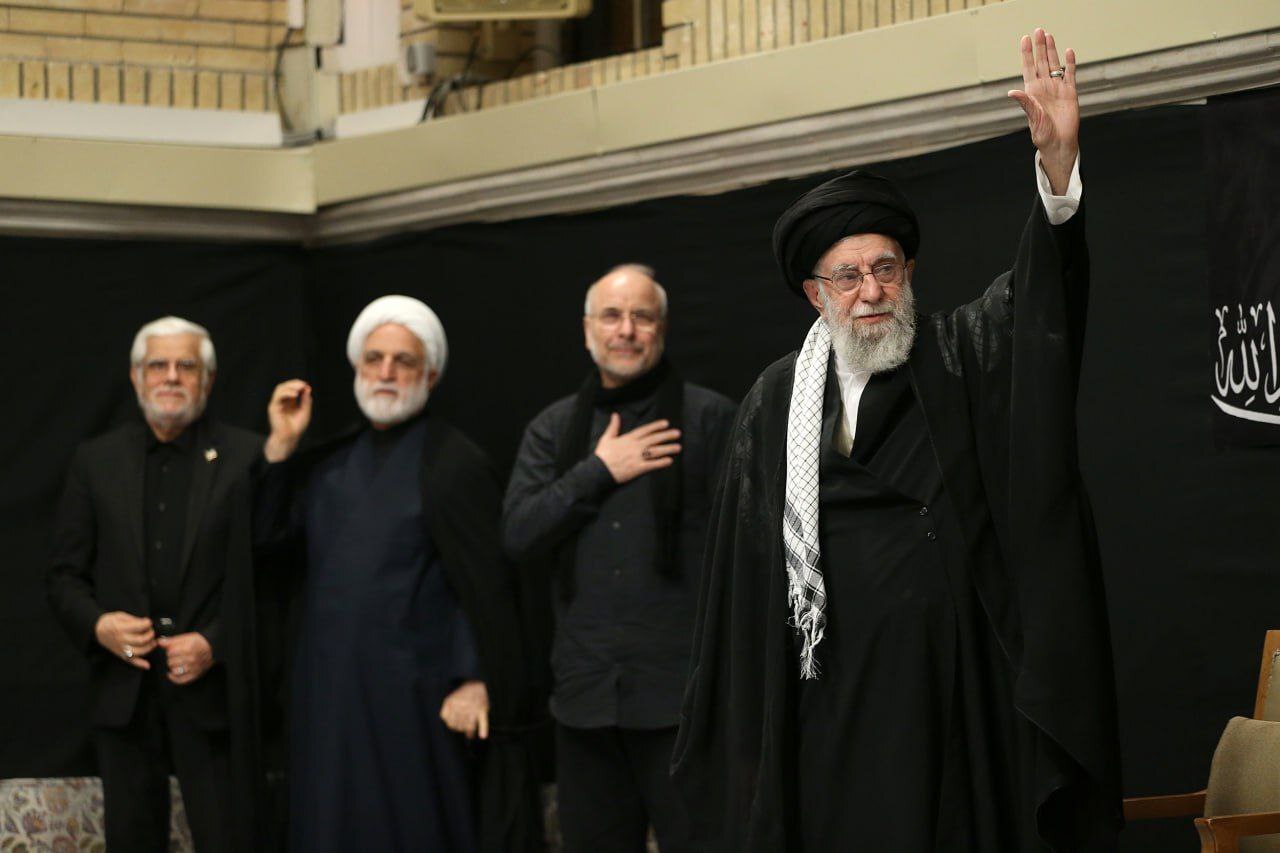 حضور رهبر انقلاب در مراسم عزاداری شب عاشورا در حسینیه امام خمینی (ره)؛ اجرای متفاوت «ای ایران» به درخواست حضرت آیت‌الله خامنه‌ای