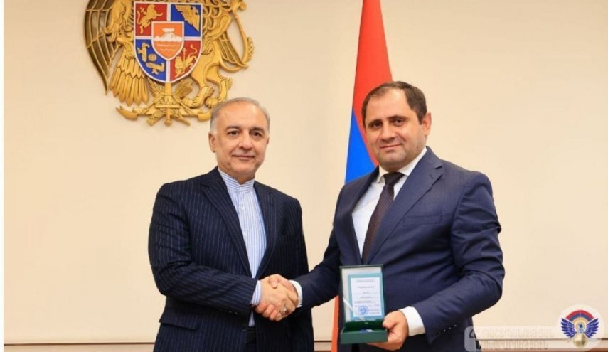 اعطای عالی‌ترین مدال افتخار وزارت دفاع ارمنستان به سفیر ایران