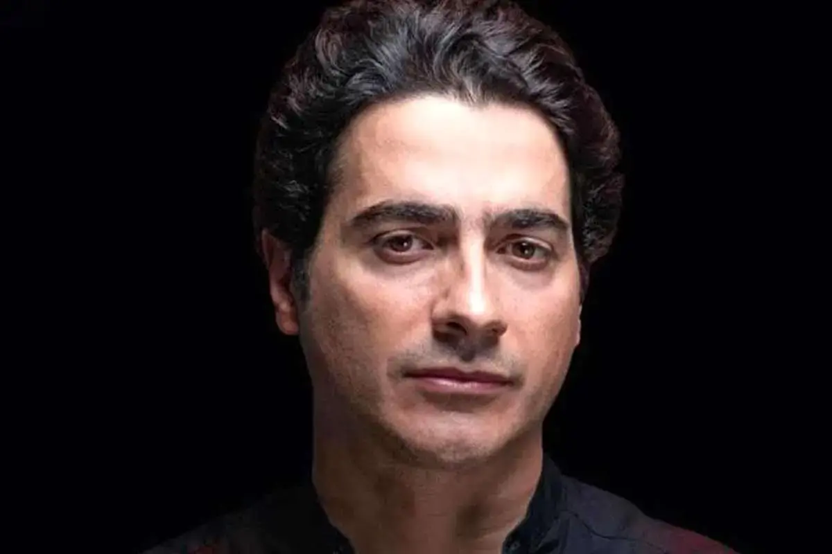 همایون شجریان در کنسرت استرالیا با عکس مهسا امینی روی صحنه آمد؛ ادامه دادن مسیر اشتباه پدر؟
