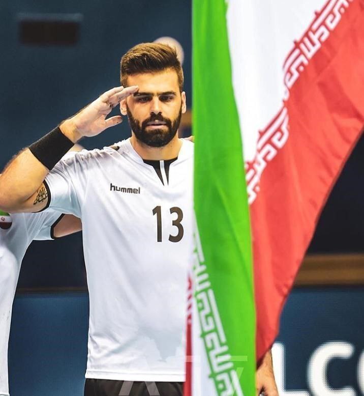 آنگاه که دست بر پیشانی می‌رود و قلب ایران می‌ایستد: حماسه‌ی یک سلام نظامی