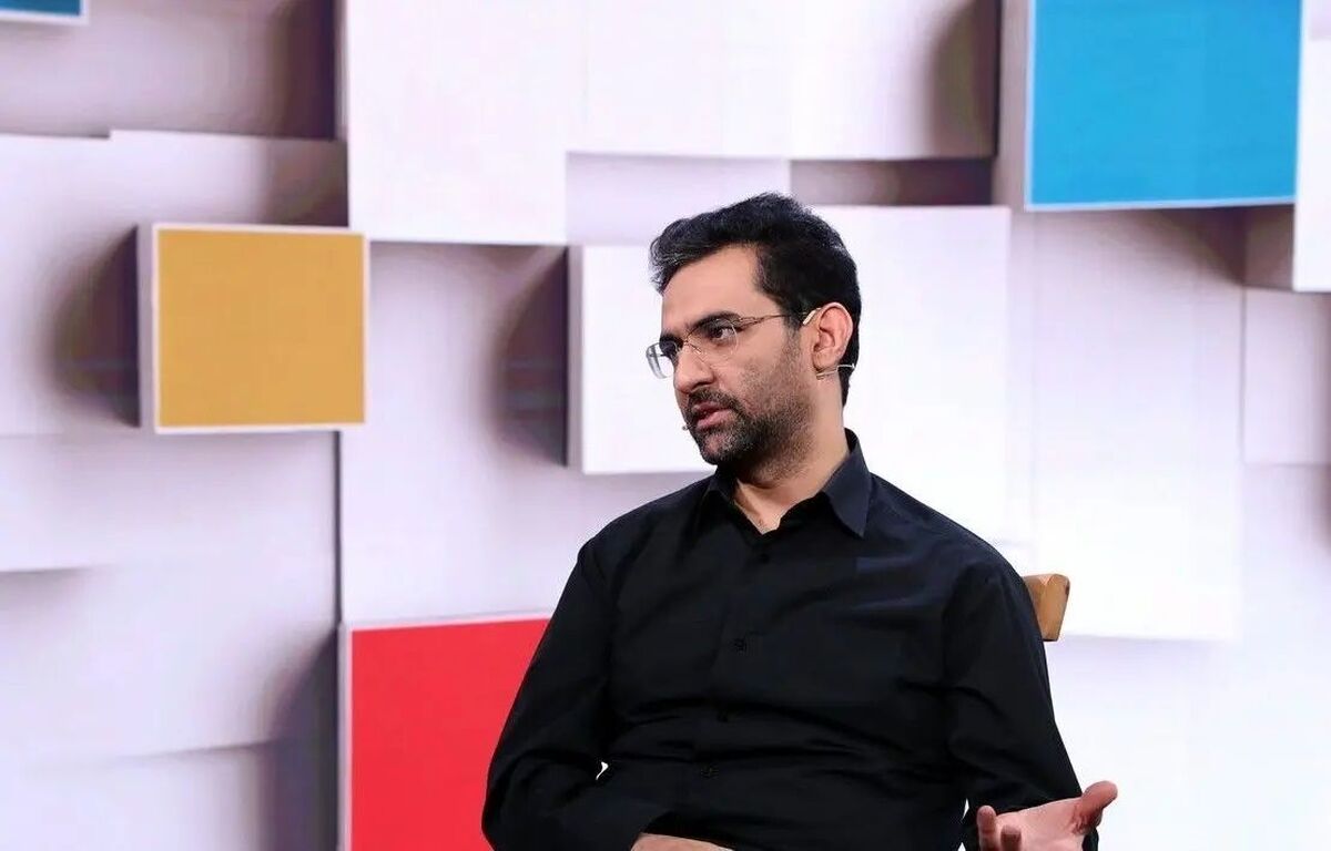 آذری جهرمی: با یک تماس ساده از طریق واتس‌اپ گوشی قابل هک است