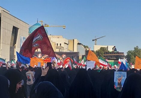 چهارراه ولیعصر تا دانشگاه تهران، دیروز در تسخیر موج عظیم دختران انقلابی بود