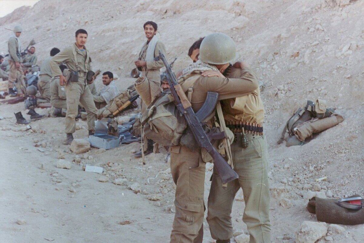 کاروان هنوز می‌گذرد؛ بر روی گُلِ ارغوان