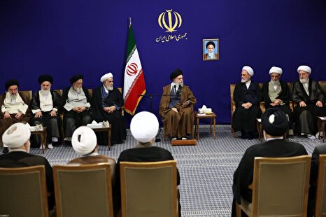 دیدار دست‌اندرکاران برگزاری گردهمایی بین‌المللی بزرگداشت آیت‌الله میرزا محمّدحسین نائینی با رهبر مقام معظم رهبری