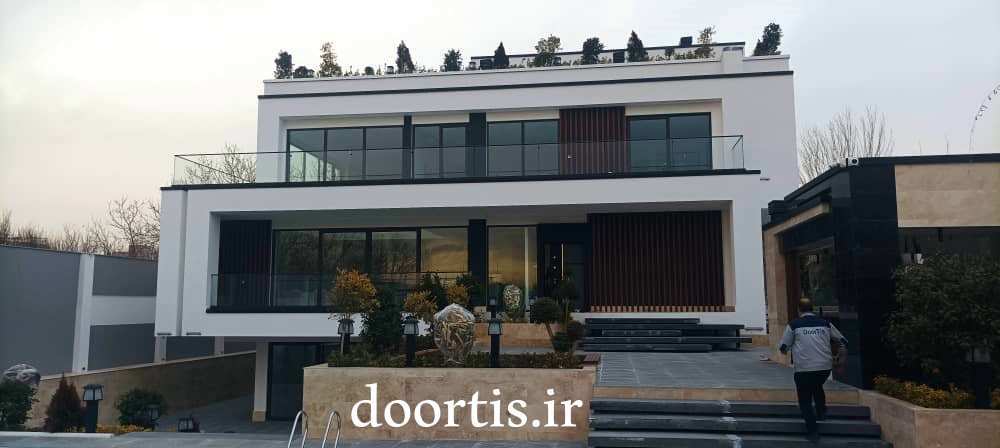 مقایسه انواع نرده شیشه‌ای و استیل برای ساختمان، کدام گزینه انتخاب بهتری است؟