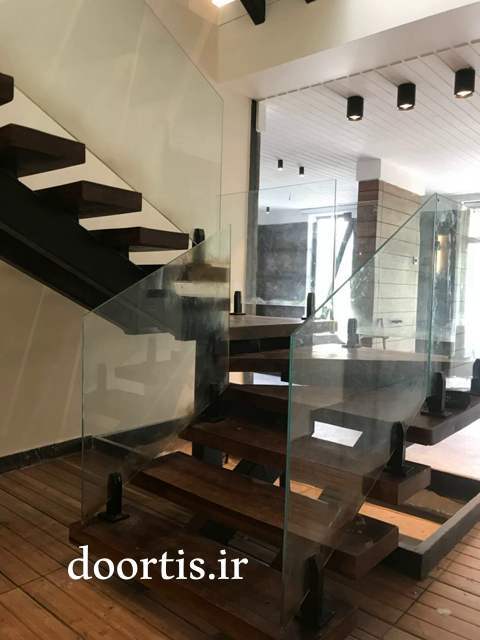 مقایسه انواع نرده شیشه‌ای و استیل برای ساختمان، کدام گزینه انتخاب بهتری است؟