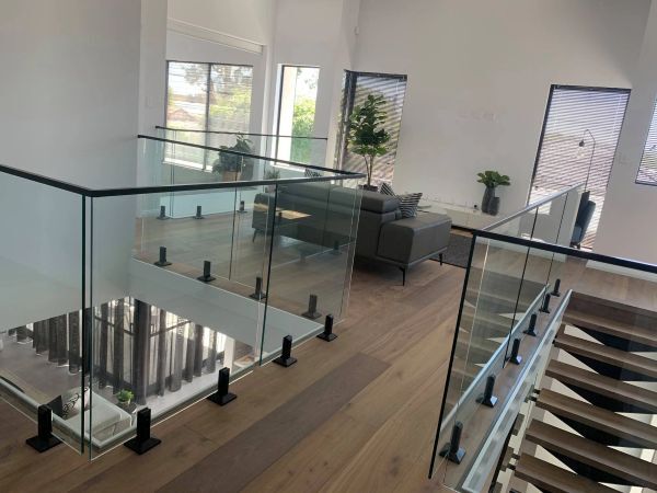 مقایسه انواع نرده شیشه‌ای و استیل برای ساختمان، کدام گزینه انتخاب بهتری است؟