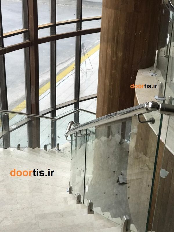 مقایسه انواع نرده شیشه‌ای و استیل برای ساختمان، کدام گزینه انتخاب بهتری است؟