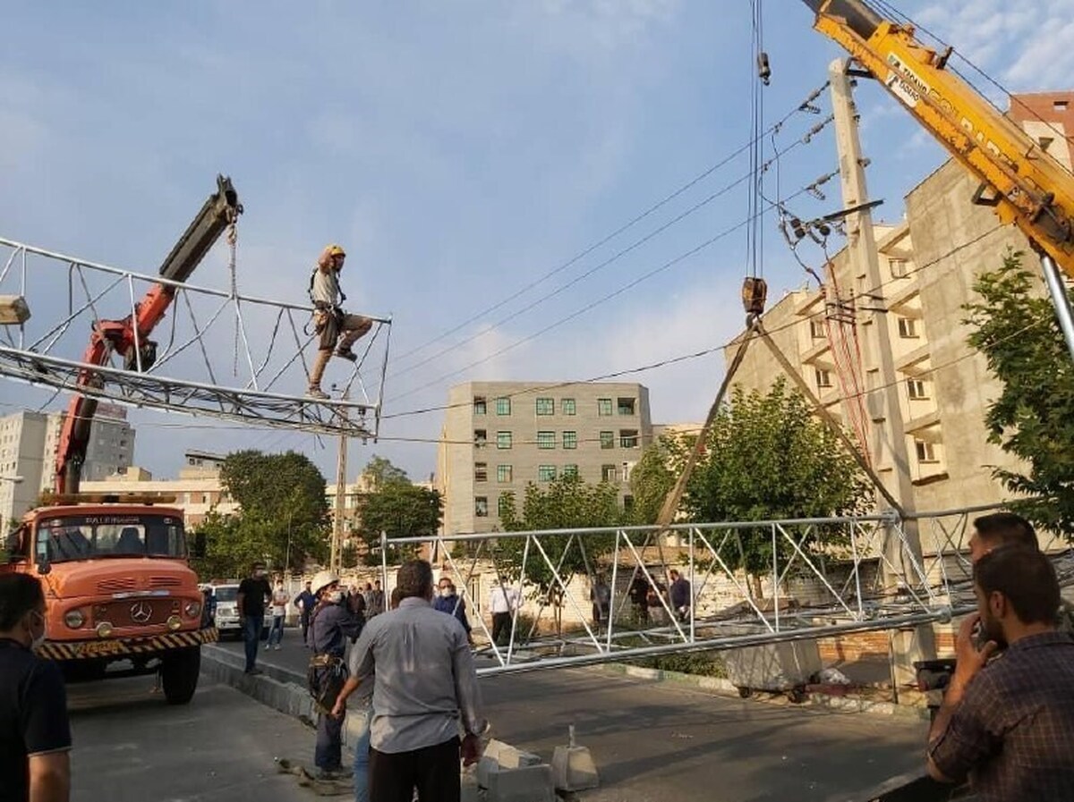 سقوط دکل برق در شهریار و ورود بدون مجوز به حریم منازل؛ ساکنان خواستار بررسی فوری شدند