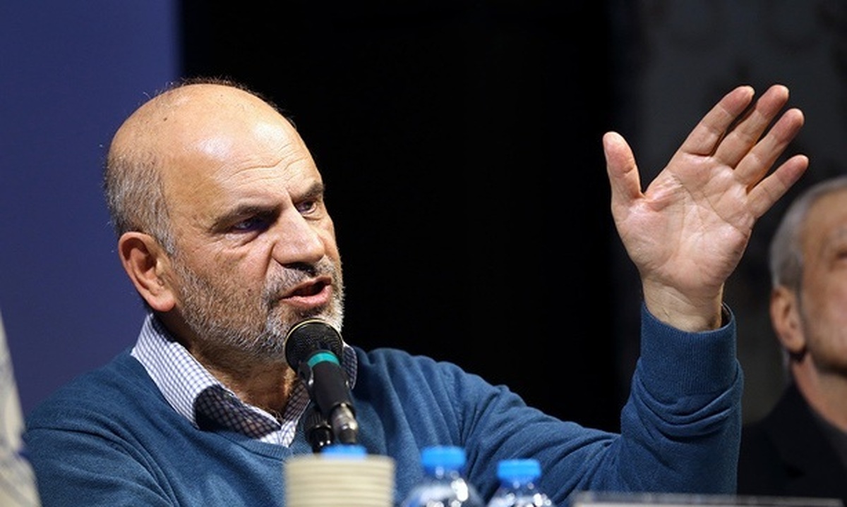 فرشاد مومنی: کسانی که باید درباره بانک آینده پاسخگو باشند، ژست قهرمان‌ملی گرفته‌اند