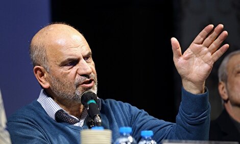 فرشاد مومنی: کسانی که باید درباره بانک آینده پاسخگو باشند، ژست قهرمان‌ملی گرفته‌اند