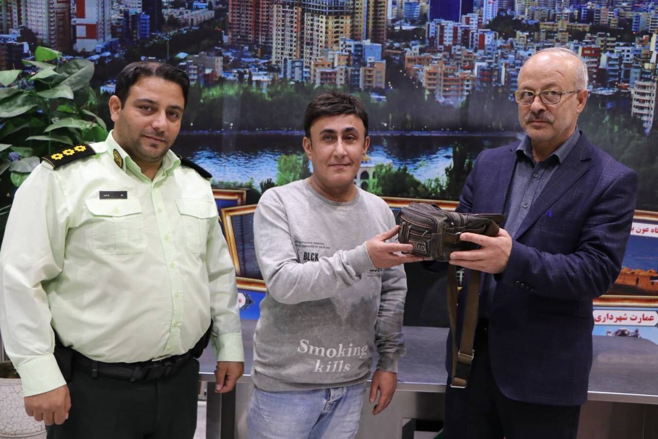 بازگرداندن کیف پول ۳۵۰ میلیون تومانی در گمرک فرودگاه تبریز توسط کارمند گمرک