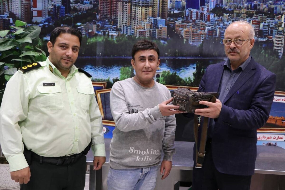 بازگرداندن کیف پول ۳۵۰ میلیون تومانی در گمرک فرودگاه تبریز توسط کارمند گمرک