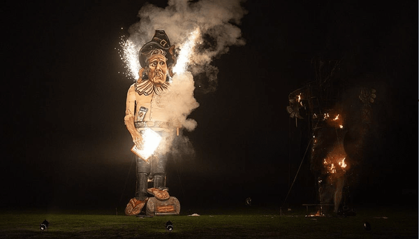 عروسک غولپیکر نخستوزیر انگلیس به آتش کشیده شد عروسک غولپیکر نخستوزیر انگلیس به آتش کشیده شد