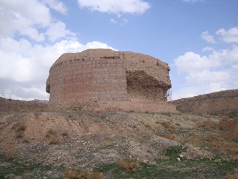 هفده سال از درگذشت مردی می‌گذرد که مردم به او «آقا» می‌گفتند