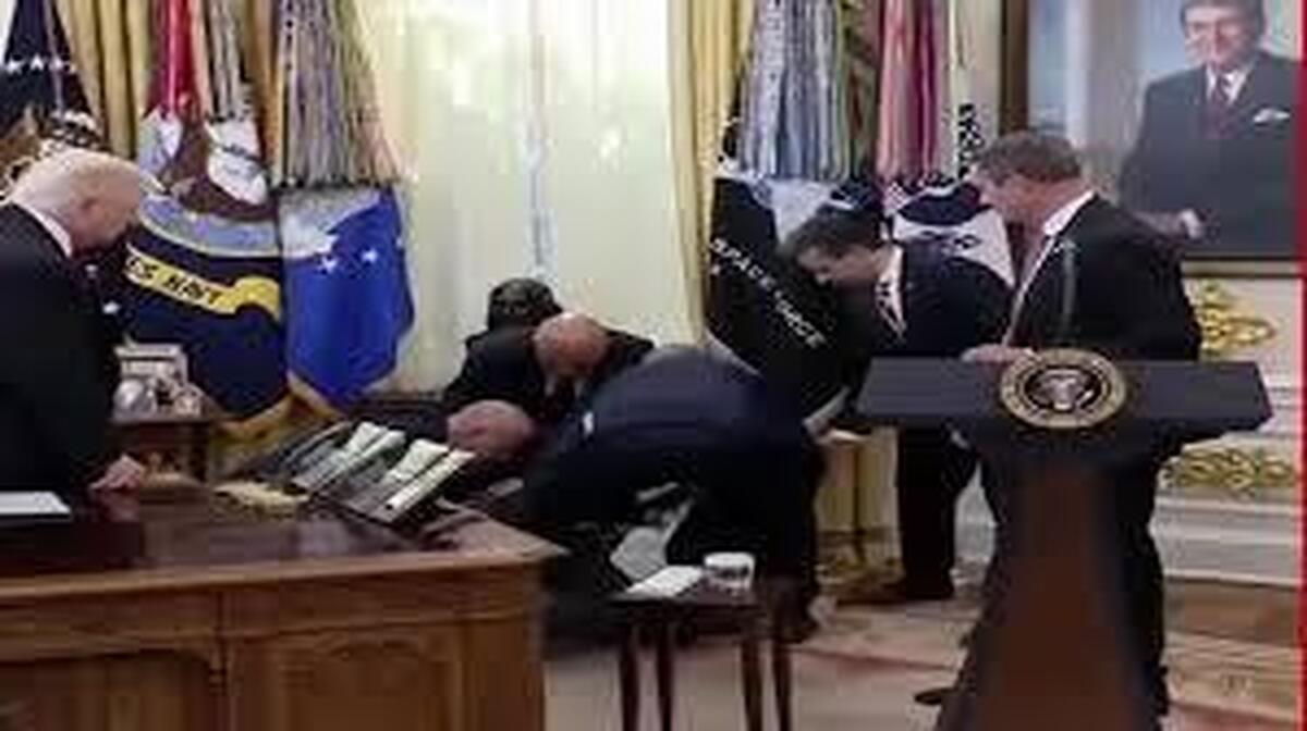 جنجال در کاخ سفید؛ مرد ناشناس پشت ترامپ، حین نشست خبری بیهوش شد!