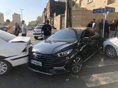 برخورد خاور با ۱۵ خودرو در بلوار سیمون بولیوار تهران برخورد خاور با ۱۵ خودرو در بلوار سیمون بولیوار تهران