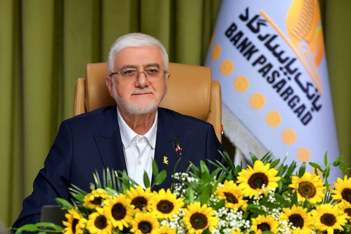 بانک پاسارگاد ۷۵ درصد تسهیلات را به شرکت‌ها و سهامدارانش پرداخت کرد؛ ۱۳۶ برابر حد مجاز بانک مرکزی به میدکو