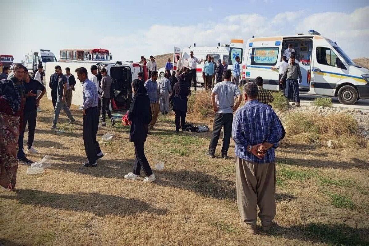 واژگونی مینیبوس حامل دانشآموزان در نقده ۱۳ مصدوم بر جا گذاشت واژگونی مینیبوس حامل دانشآموزان در نقده ۱۳ مصدوم بر جا گذاشت
