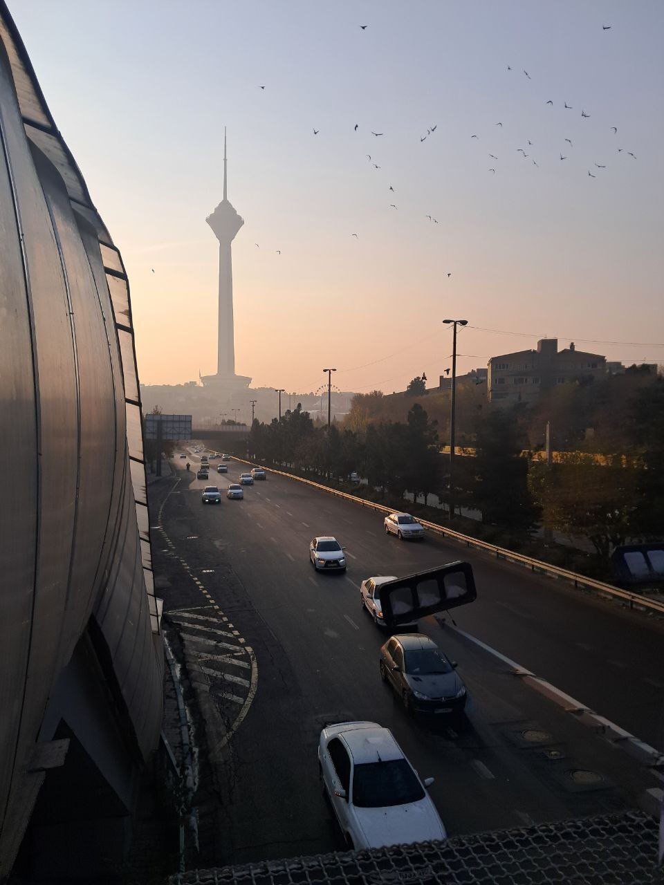 یک پل، یک باران، دو تصویر متفاوت از تهران از منظر رسانه