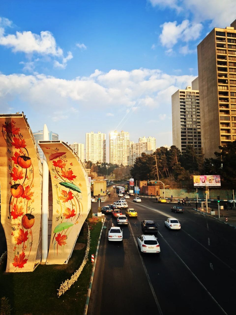 یک پل، یک باران، دو تصویر متفاوت از تهران از منظر رسانه