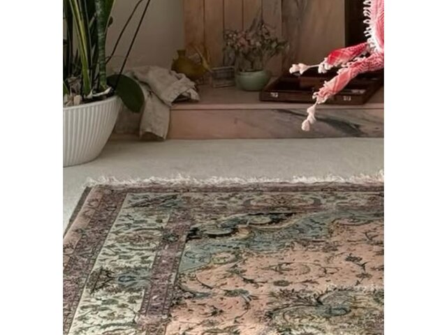 گلاب، فرش ایرانی و تخته نرد در خانه مُدل جهانی چه معنایی میدهد؟ گلاب، فرش ایرانی و تخته نرد در خانه مُدل جهانی چه معنایی میدهد؟