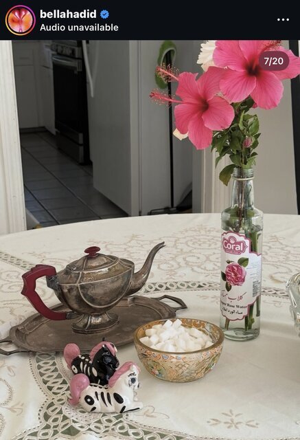 گلاب، فرش ایرانی و تخته نرد در خانه مُدل جهانی چه معنایی میدهد؟ گلاب، فرش ایرانی و تخته نرد در خانه مُدل جهانی چه معنایی میدهد؟