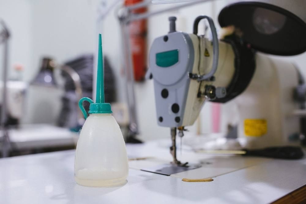 بهترین روغن چرخ خیاطی صنعتی و خانگی | روغن چرخ نیلوفر بهترین روغن چرخ خیاطی صنعتی و خانگی | روغن چرخ نیلوفر