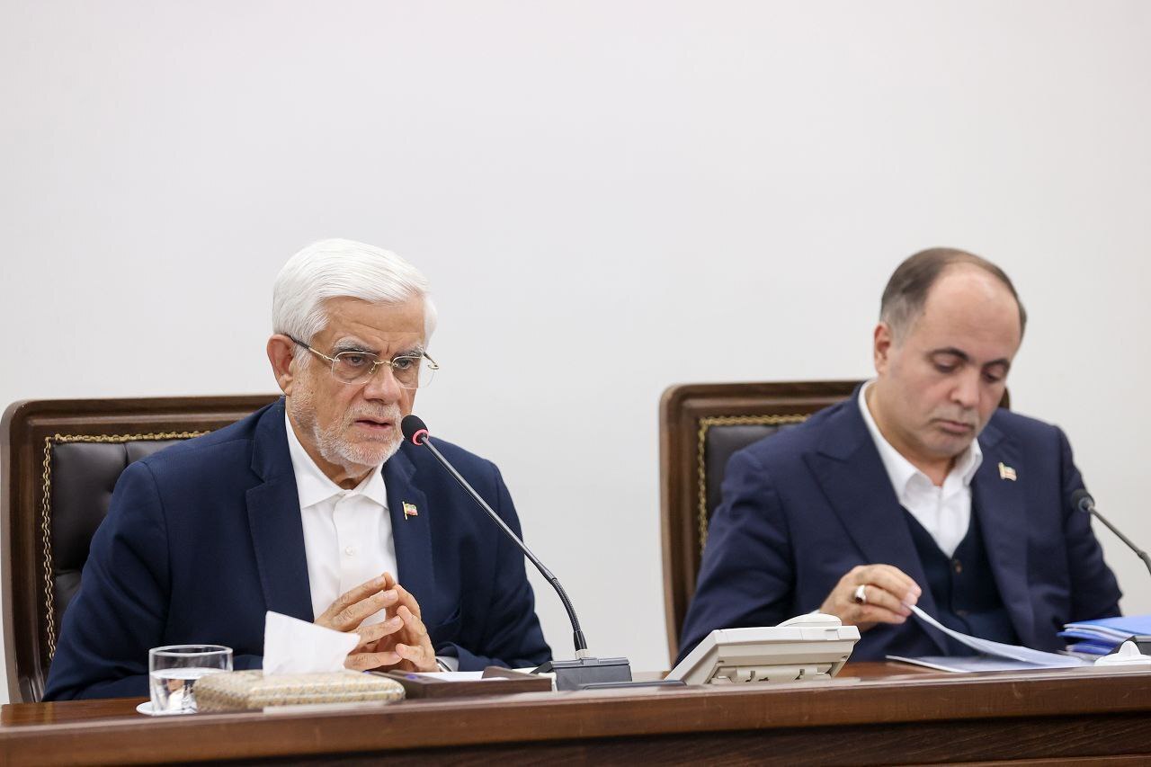 عارف: تولیدکنندگان شیر، قیمت را متعادل کنند