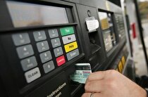 کارت سوخت با انتقال سهمیه بنزین به کارت بانکی حذف نمی‌شود